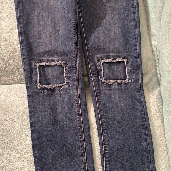 L & B Jeans. Super cute knee detail
T1 - Picture 3 of 11